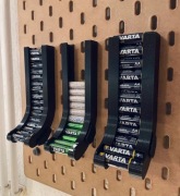 Uchwyt wieszak zawieszka IKEA SKADIS – biały/czarny, na baterie