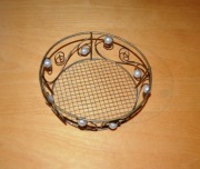 Koszyczek metalowy ażurowy ze sztucznymi perłami 15,3 cm
