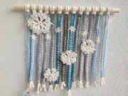 Makrama rękodzieło na kiju led śnieżynki zima 50 cm