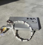 Biżuteryjna smycz do telefonu Perła słodkowodna grafitowa, Mattè Prism