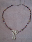 Naszyjnik kolia z kręgami i miednicą