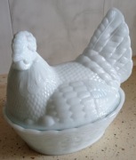 PRL kura porcelanowa biała duża 