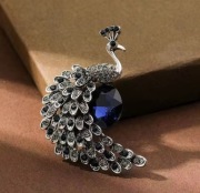 Duża broszka z pawiem