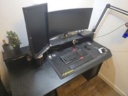 Duże czarne biurko komputerowe