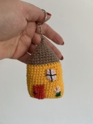Ręcznie robiony brelok w kształcie domku na szydełku - żólty