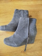 Nowe szare zamszowe botki na koturnie Toms 41