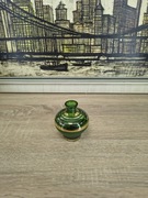 Dekoracyjny wazon szklany – zielone szkło z złotym pasem