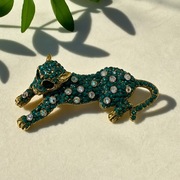 Zdobiona broszka pantera zielona biżuteria glamour Prezent Święta 