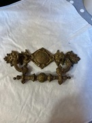 Antyczny uchwyt meblowy z mosiądzu – styl neobarokowy