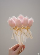 Prezent na dzień kobiet świeca w kształcie kwiatów 