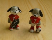 figurka z jajka niespodzianki - 2 szt piesek piłkarz, piesek muzykant