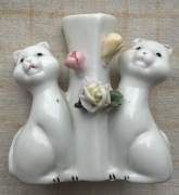 Porcelanowa figurka kotów z wazonem – vintage, biały porcelit.