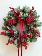 Zimowy wianek na drzwi, oszroniona jarzębina, czerwone kulki, jabłuszka 