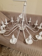 Bialy stylowy żyrandol 