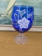 Elegancki kielich z kobaltowego szkła – ręcznie zdobiony, unikatowy