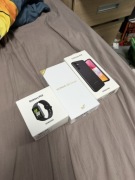 Zestaw dwóch telefonów i jednego zegarka