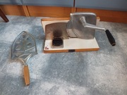 zestaw 2szt. zabytki PRL krajalnica ręczna,podstawka VINTAGE kolekcja RETRO