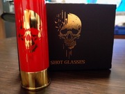 4 plastikowe kieliszki z motywem czaszki w opakowaniu z kartką z życzeniami