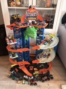 Zestaw HW Hot Wheels Garaż T Rexa Autka Auta 90 Samochodziki GLJ14 Resoraki