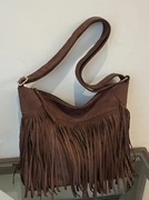 Torebka zamszowa z frędzlami boho regulowany pasek