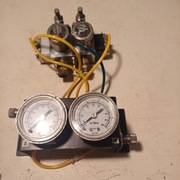 Zawory sterujące zasilanie do unitu.