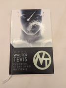 Człowiek, który spadł na ziemię - Walter Tevis