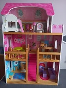 Duży 90 CM drewniany domek z mebelkami dla lalek + dwie lalki.