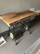 Stolik na nogach żeliwnych Singer