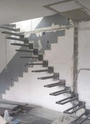 Stelaż do schodów półkowych