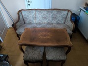 Sofa, stolik, 2 pufy Komplet drewniany w stylu Ludwik do renowacji