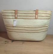 Duża pleciona torba szopingowa wakacyjna w stylu boohoo 