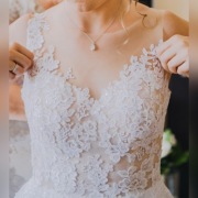 Zwiewna i lekka, delikatna suknia ślubna z koronką