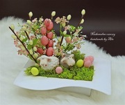 Stroik wielkanocny na ikebanie baranek jajka 