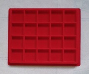 Lindner 2328 - Czerwona paleta TAB 20 na 20 monet do śr. 35mm