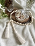 dekoracja z korali na stół korale boho chwosty