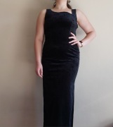 Welurowa sukienka z rozcięciem 