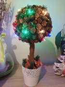 Świąteczna ozdoba , świecąca kula z szyszek