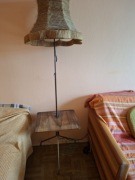 lampa podłogowa z gazetnikiem i stolikiem z okresu PRL