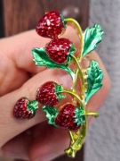 Efektowna emaliowana broszka z truskawką w stylu vintage