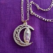 Łańcuszek z medalikiem z wizerunkiem MB z Gwadelupe w kolorze złotym. 