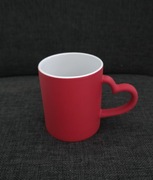 Czerwony kubek ceramiczny z uchwytem w kształcie serca Apis 300 ml