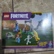 Nowy zestaw LEGO Fortnite 77075 Iskra, Skórek i obóz. 