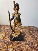 DEPOSE - żołnierz napoleoński z muszkietem, figurka włoska na marmurze