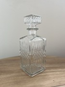 Szklana karafka z korkiem