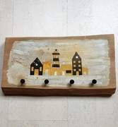 Wieszak z plastra drewna, zdobiony