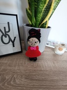 Szydełkowy brelok zawieszka mała Mi w wersji z czarnymi włosami 