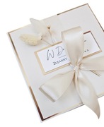 Kartka ślubna w pudełku z suszonymi kwiatami beżowa złota personalizowana 