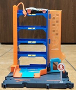 Hot Wheels City Zestaw Tor Rajdowy Parking + autko