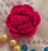 Kwiatek RÓŻA malinowy, włóczka 