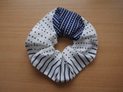 Duża biało granatowa gumka scrunchie do włosów